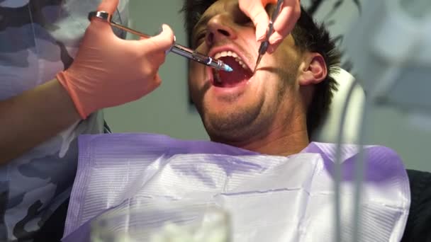 Tandläkare Som Ger Smärtsam Injektion Till Patient — Stockvideo