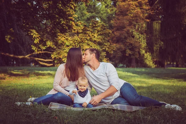 Щаслива сім'я на пікніку. Немовля, мати і батько на природі . — стокове фото