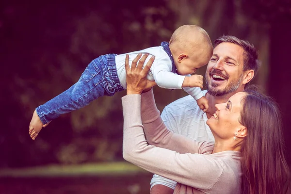 Une famille heureuse en pique-nique. Enfant, mère et père dans la nature à l'extérieur. — Photo