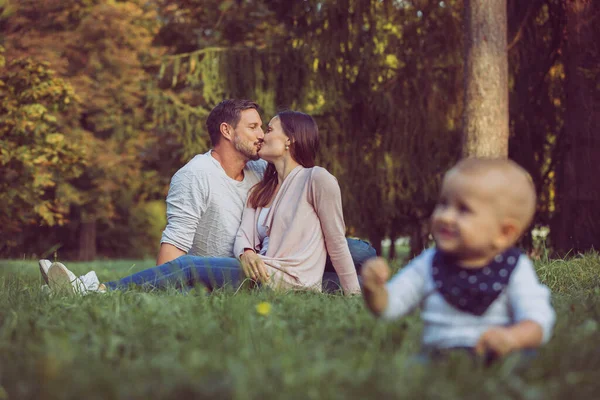 Šťastná rodina na pikniku. Kojenec, matka a otec v přírodě. — Stock fotografie