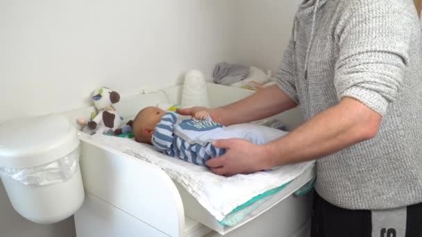 Ett korrekt sätt att lyfta upp ett spädbarn hantering. 4K — Stockvideo