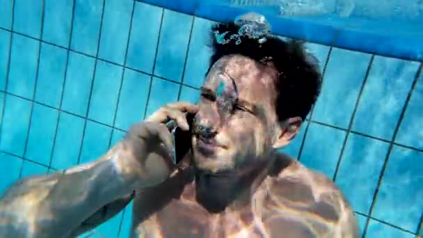 Hombre Una Piscina Hablando Por Teléfono Bajo Agua — Vídeos de Stock