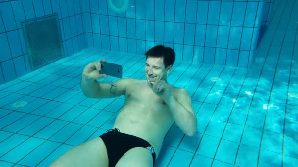 Hombre Tomando Una Selfie Con Teléfono Móvil Bajo Agua Una — Vídeos de Stock