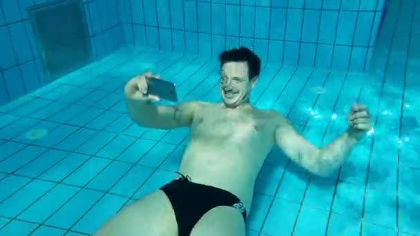 Hombre Tomando Una Selfie Con Teléfono Móvil Bajo Agua Una — Vídeos de Stock