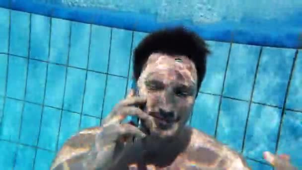 Hombre Hablando Por Celular Bajo Agua Una Piscina — Vídeos de Stock