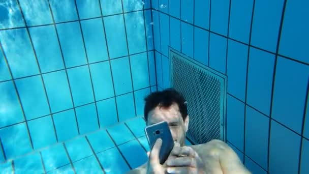 Hombre Mandando Mensajes Texto Tomando Fotos Con Teléfono Bajo Agua — Vídeos de Stock