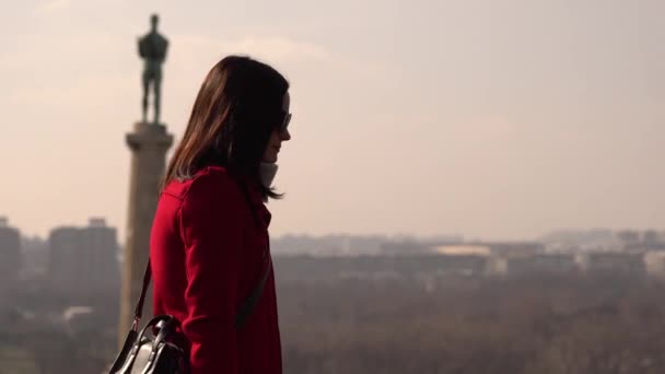 Una Donna Cappotto Rosso Che Passeggia Nel Parco Kalamegdan Belgrado — Video Stock