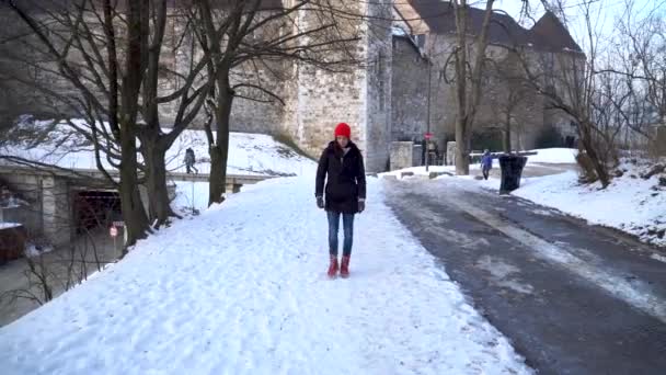 Una Chica Con Una Gorra Roja Caminando Sobre Una Nieve — Vídeos de Stock