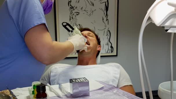 Een Tandarts Die Een Tandheelkundige Indruk Maakt Voor Implantaat — Stockvideo