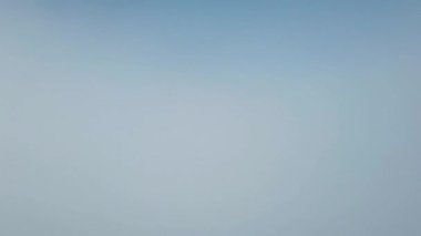 Bulutların arasından yükselen bir dron dağların muhteşem manzarasını görmek için. 4K