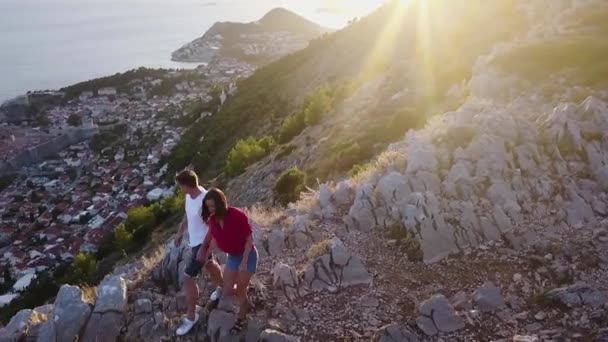 Una Coppia Che Cammina Una Collina Sopra Grande Città Dubrovnik — Video Stock