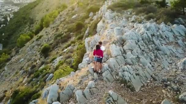 Drone Una Coppia Che Cammina Una Collina Rocciosa Sopra Grande — Video Stock