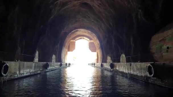 Sortie Tunnel Sous Marin Avec Bateau Dans Ancien Tunnel Yuxoia — Video