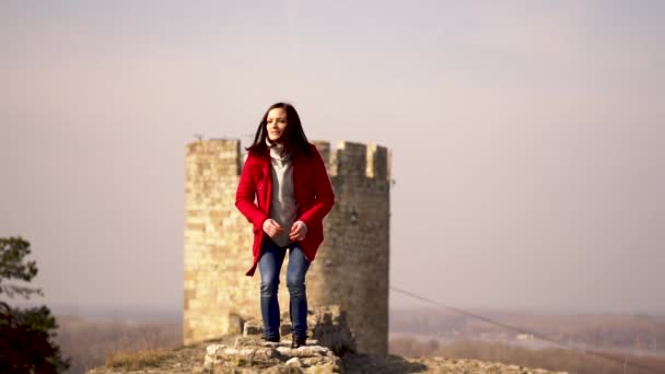 Una Donna Cappotto Rosso Che Salta Bastione Rallentatore Con Castello — Video Stock