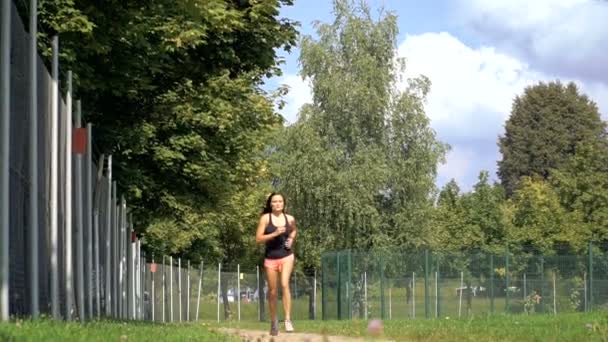 Kobieta Biegnie Miękkim Torze Biegowym Poza Spowolnieniem — Wideo stockowe