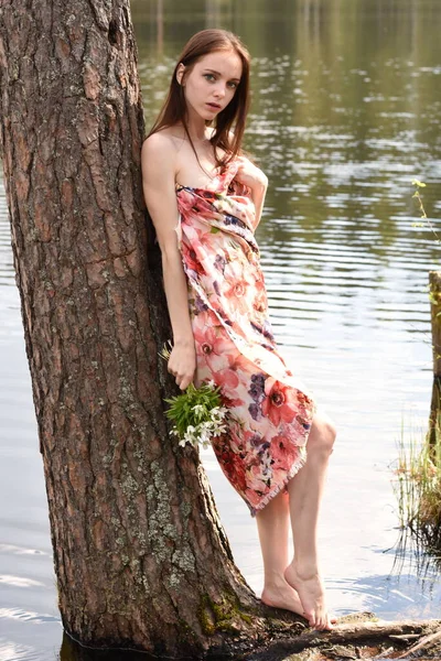 Veronica ormanda poz veriyor.