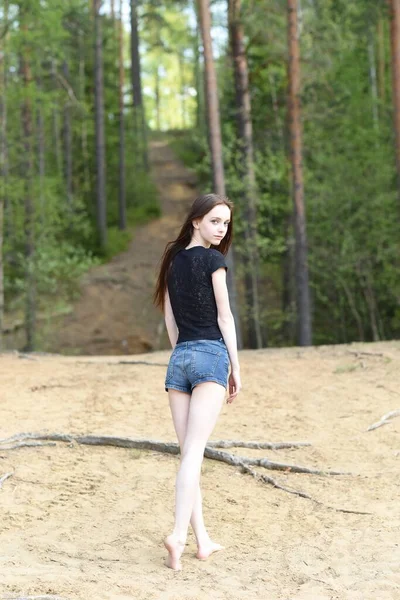 Veronica ormanda poz veriyor.