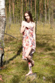 Veronica modellként pózol az erdőben.