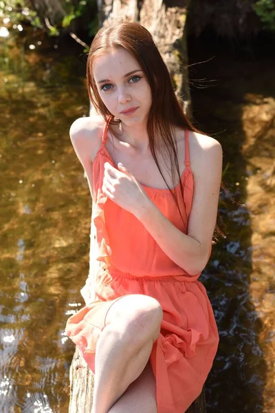 Veronica Als Model Poserend Het Bos — Stockfoto
