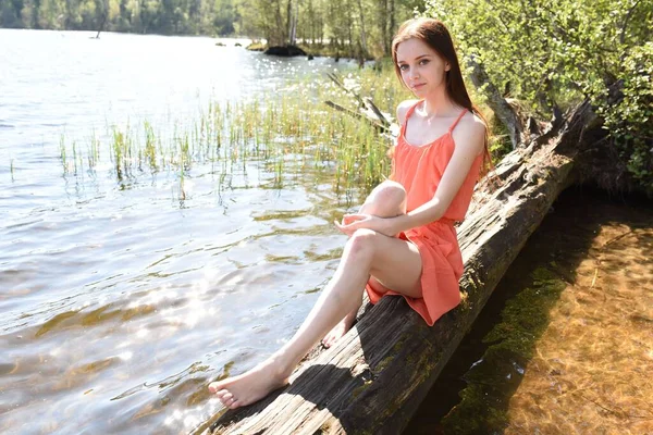 Veronica ormanda poz veriyor.