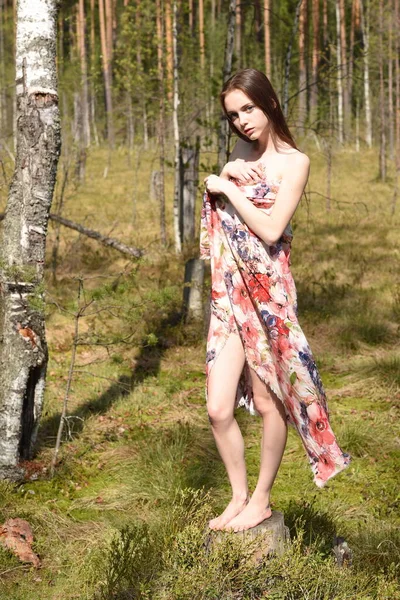 Veronica ormanda poz veriyor.