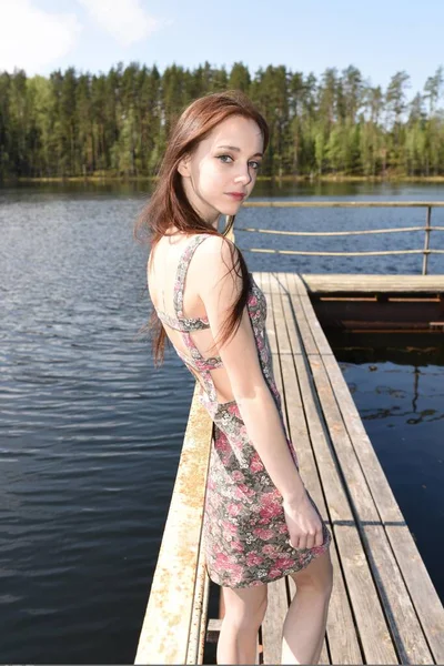 Veronica Als Model Poserend Het Bos — Stockfoto