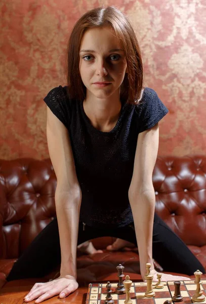 Veronica stüdyoda poz veriyor.