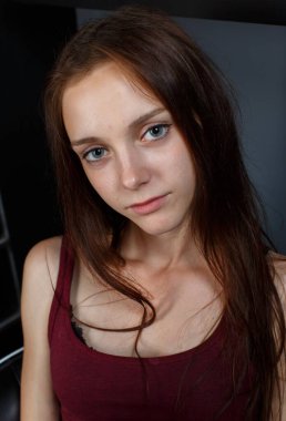 Veronica stüdyoda poz veriyor.