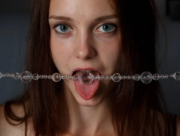 Veronica stüdyoda poz veriyor.