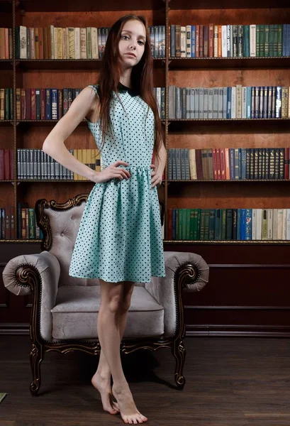 Veronica stüdyoda poz veriyor.