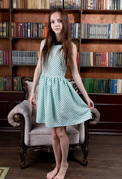 Veronica stüdyoda poz veriyor.