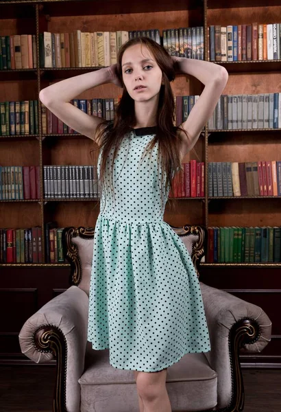 Veronica stüdyoda poz veriyor.