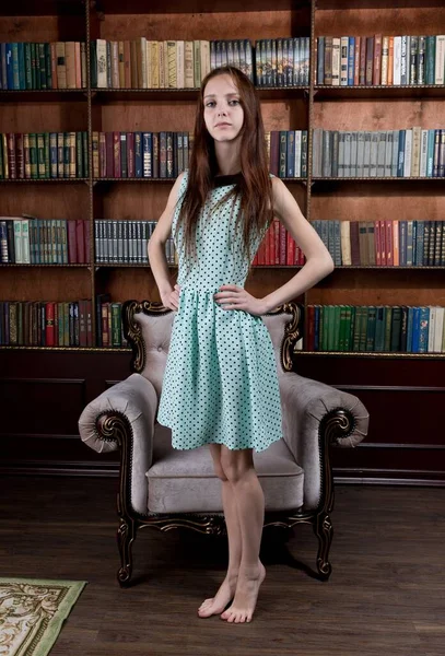 Veronica stüdyoda poz veriyor.