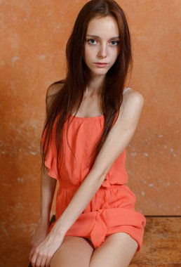 Veronica stüdyoda poz veriyor.