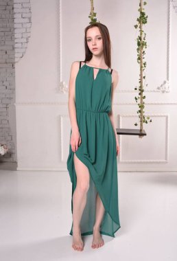 Veronica stüdyoda poz veriyor.