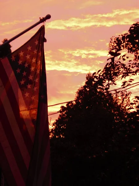 Vlag Wapperend Bij Zonsondergang — Stockfoto