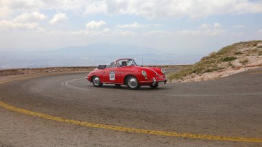 ATHENS, GREECE, 27 Mayıs 2018. Klasik Porsche 356 S, 1963 yılında Atina, Yunanistan yakınlarındaki Parnes Dağı 'nın klasik tırmanışı sırasında Almanya' da üretildi.