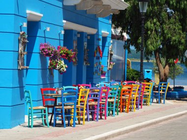Yunanistan 'ın Preveza limanındaki bir kafenin önündeki renkli geleneksel ahşap sandalyeler