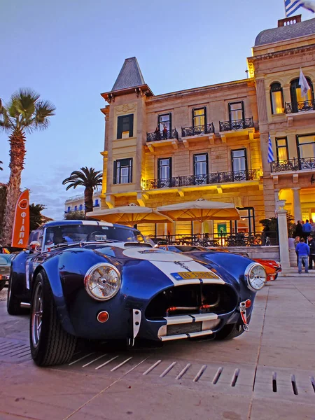 ギリシャ エイプリル2017年 クラシックカーAc Cobra 289ロードスター イギリスとアメリカで作られました1962 ホテルポセイドンの前に ギリシャのスペテス島で古典的な車の集会中に — ストック写真