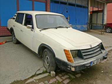 İSTANBUL, TURKEY, Nisan 2011. Terk edilmiş Türk yapımı ANADOL modeli 1981-1984 model, fiberglas gövdeli 4 kapılı sedan.