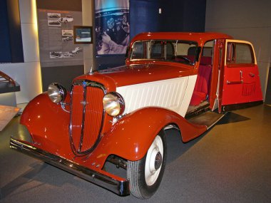 ZWICKAU, ALMANY, AĞUSTOS 2007. Savaş öncesi Alman arabası AUDI FRONT 225 1935, Almanya 'da sergilendi.