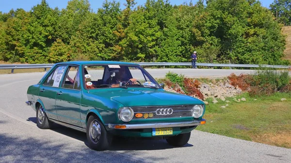 Plastiras Lake Grecia Septiembre 2019 Automóvil Clásico Alemán Audi 1974 — Foto de Stock