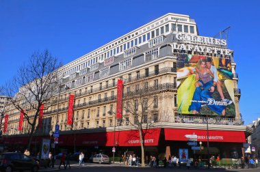 PARIS, FRANCE, Şubat 2008. Paris 'teki ünlü mağaza galerisi Lafayette' in dış görünüşü, Tom Tailor Denim 'in reklamlarının ağırlığı altında.