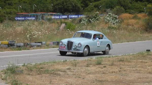 2018年6月10日閲覧 クラシックイタリア車ランチア アウレリア1957年のB20Sはアテネに近いサーキットで開催され 2018年6月10日から16日までギリシャで開催されたHeroクラシックマラソンに参加した — ストック写真