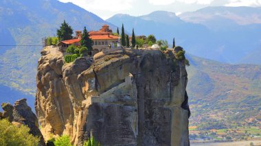 METEORA, GREECE, 27 Eylül 2019. Kutsal Üçlemeci Manastırı, Yunanistan 'ın orta kesimindeki Kalambaka bölgesindeki ünlü Meteora kayalarından biri olan Unesco Dünya Mirası sahasının üzerinde.