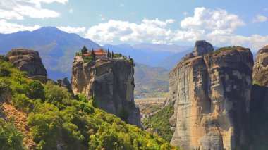 Yunanistan 'ın orta kesimindeki Kalambaka' daki Meteora kayalarının manzarası, merkezdeki kayanın tepesinde Kutsal Üçlü Manastır bulunuyor.