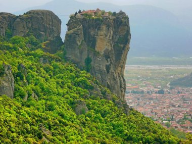 Yunanistan 'ın orta kesimindeki Meteora kayaları ve Kalambaka kasabasının manzarası