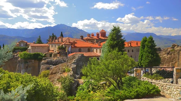 METEORA, GREECE, 27 Eylül 2019. Yunanistan 'ın orta kesimindeki Kalambaka bölgesindeki ünlü Meteora kayalarından Unesco Dünya Mirası sahasının üzerindeki Aziz Stephen Manastırı.