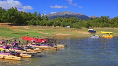 Plasteras Gölü, Yeşillik, Eylül 27, 2019. Yunanistan 'ın orta kesimindeki Plastiras Gölü' nde eğlence faaliyetlerinde kullanılan su bisikletleri ve tekneler