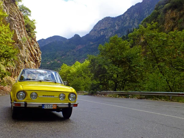 Evritânia Grécia Setembro 2014 Carro Clássico Amarelo Skoda 110R Coupé — Fotografia de Stock